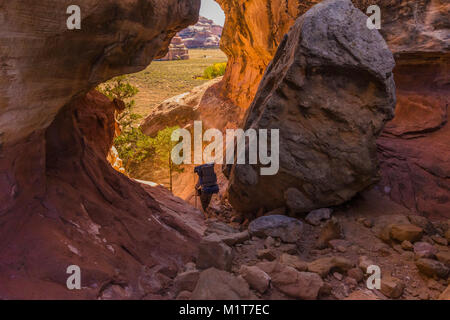 Backpacking route through a crack in a fin within Salt Creek Canyon in The Needles District of Canyonlands National Park, Utah, USA Stock Photo