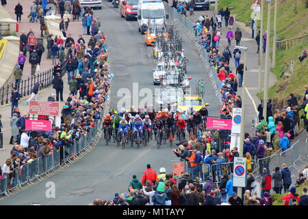 The Tour De Yorkshire Peleton sprints towards the finish line in Scarborough Stock Photo