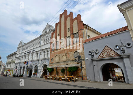 Aušros Vartų gatve: Restoranas Midininkai & Europa Royale Hotel -  Vilnius, Lithuania Stock Photo