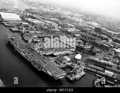 AJAXNETPHOTO. 19TH JULY, 1972. PORTSMOUTH, ENGLAND. - SPRAWLING NAVAL BASE - PORTSMOUTH DOCKYARD LOOKING NORTH EAST TOWARD WHALE ISLAND IN THE FAR DISTANCE, TOP. FOREGROUND LEFT IS THE HELICOPTER CARRIER HMS BULWARK AND RIGHT CENTRE, HMS VICTORY IN THE OLD NR.2. DOCK. PHOTO:JONATHAN EASTLAND/AJAX REF:357241 02 Stock Photo