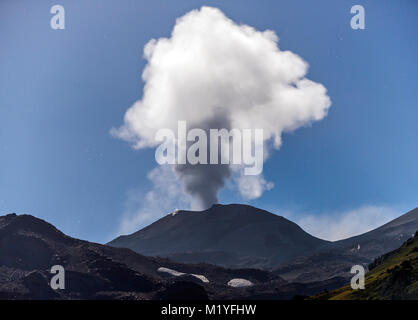 Volcán Nevados de Chillán / Nevados de Chillán volcado , Chile Stock Photo
