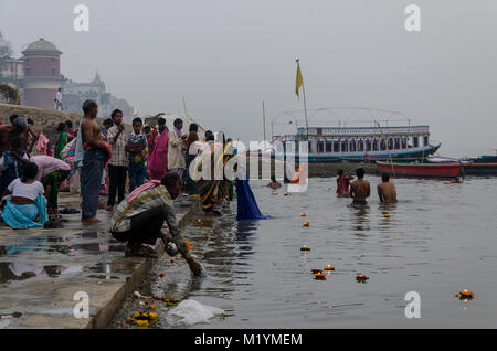 Morning pilgrims in Varanasi, Uttar Pradesh, India Stock Photo