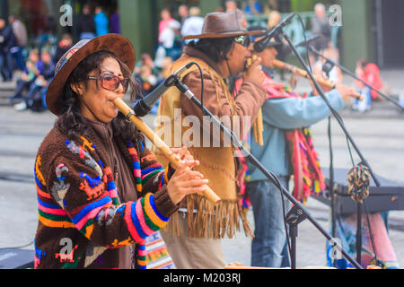 Native American street performers in Edinburgh Stock Photo