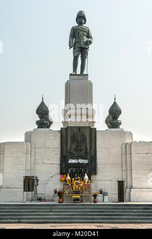 King Rama VI monument in Lumphini park in Bangkok, Thailand Stock Photo
