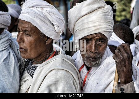 Lalibela, Amhara Region, Ethiopia. 6th Jan, 2018. Pilgrims waiting to enter the Biete Giyorgis (Church of Saint George).During the first days of January, thousands of Ethiopian Orthodox Christian pilgrims go to the city of Lalibela to visit the ''New Jerusalem''. This holy city is composed of 11 interconnected churches carved by hand that are connected through a series of labyrinths and tunnels.The first days of January mark the celebration of Genna (also known as Ledet), which is the Christmas version of the Ethiopian calendar. During this celebration, the pilgrims travel to the sacred Stock Photo