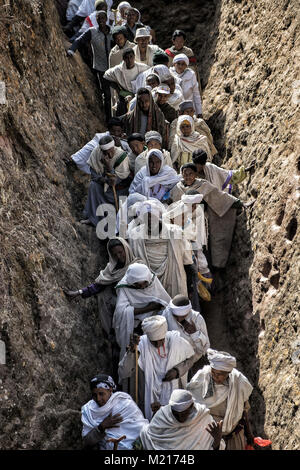 Lalibela, Amhara Region, Ethiopia. 6th Jan, 2018. Pilgrims in the corridor leading to the Biete Giyorgis (Church of Saint George) in Lalibela.During the first days of January, thousands of Ethiopian Orthodox Christian pilgrims go to the city of Lalibela to visit the ''New Jerusalem''. This holy city is composed of 11 interconnected churches carved by hand that are connected through a series of labyrinths and tunnels.The first days of January mark the celebration of Genna (also known as Ledet), which is the Christmas version of the Ethiopian calendar. During this celebration, the pilgrims Stock Photo