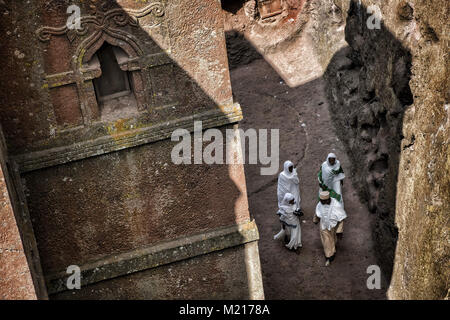 Lalibela, Amhara Region, Ethiopia. 7th Jan, 2018. Pilgrims walking around the Biete Giyorgis (Church of Saint George).During the first days of January, thousands of Ethiopian Orthodox Christian pilgrims go to the city of Lalibela to visit the ''New Jerusalem''. This holy city is composed of 11 interconnected churches carved by hand that are connected through a series of labyrinths and tunnels.The first days of January mark the celebration of Genna (also known as Ledet), which is the Christmas version of the Ethiopian calendar. During this celebration, the pilgrims travel to the sacred la Stock Photo