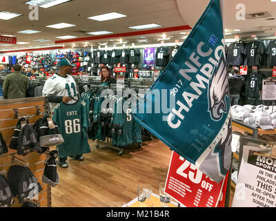 Philadelphia eagles shirt hi-res stock photography and images - Alamy