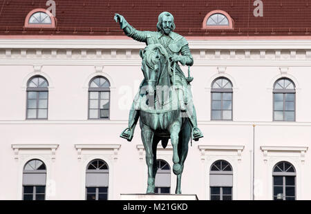 Munich, Germany. 2nd Feb, 2018. The statue of Maximilian I. of Bavaria was created by the sculptor Thorvaldsen and stands at the Wittelsbacher square in Munich, Germany, 2 February 2018. The Duke was notably involved in the Thirty Years' War which ended 400 ago. Credit: Sven Hoppe/dpa/Alamy Live News Stock Photo