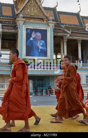 Monks walkink in front of Royal Palace, Phnom Penh, Cambodia Stock Photo