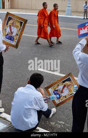 Schoolchildren cheering for Cambodian King, Royal Palace, Phnom Penh, Cambodia Stock Photo