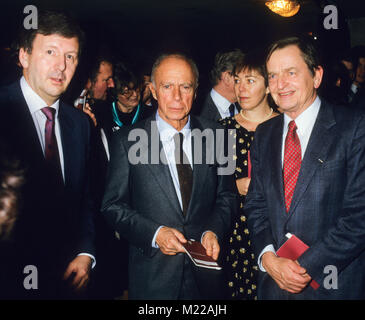 CLAUDE SIMON French author and Nobel Laureate 1985 in conversation with Swedens former Prime minister Olof Palme and the Director of Royal Dramatic Th Stock Photo