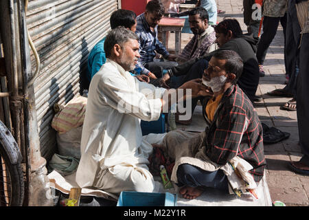 Street barbers in the Khari Baoli Spice Market, Old Delhi, India Stock Photo