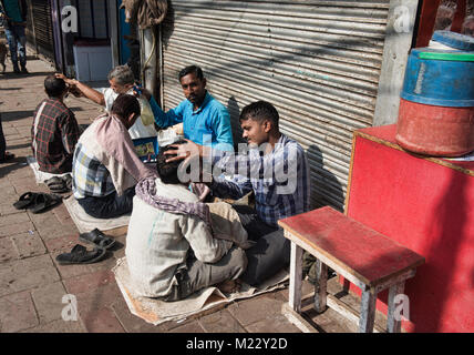 Street barbers in the Khari Baoli Spice Market, Old Delhi, India Stock Photo