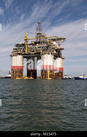 'Big Foot'  Chevron's Kiewit Industries Offshore Deep Ocean Platform, entering Port Aransas. Stock Photo