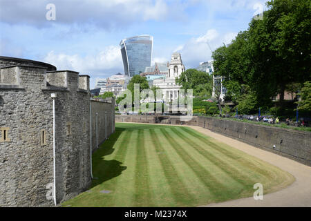 View of the city from the moat of Tower of London with Trinity Hill Memorial Stock Photo