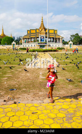 Local Cambodian child by the Royal Palace and Silver Pagoda in Royal Palace Park, Phnom Penh, capital city of Cambodia, south-east Asia Stock Photo