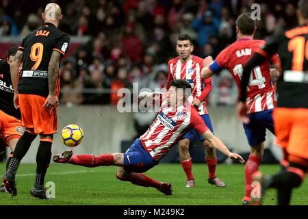Madrid, Spain. 4th Feb, 2018. Atletico Madrid's Angel Correa (C) competes during a Spanish league match between Atletico Madrid and Valencia in Madrid, Spain, on Feb. 4, 2018. Atletico Madrid won 1-0. Credit: Juan Carlos Rojas/Xinhua/Alamy Live News Stock Photo