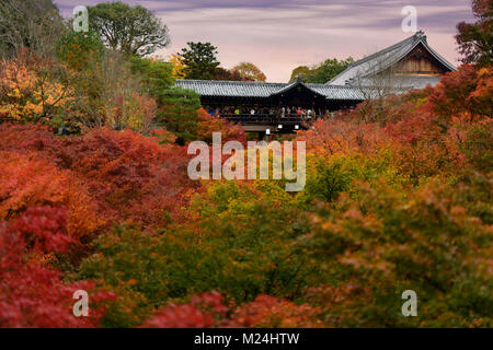 People on Tsutenkyo bridge at Tofukuji temple in a colorful autumn scenery. Tofuku-ji, Higashiyama-ku, Kyoto, Japan 2017. Stock Photo