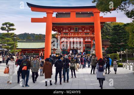 Tourists at the the Main gate, Romon, of Fushimi Inari Taisha head shrine in Fushimi Ward, Kyoto, Japan 2017 Stock Photo