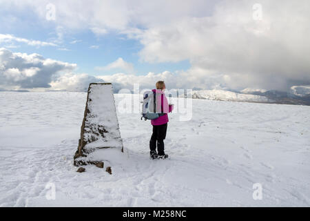 Lake District, Cumbria, UK.  4th February 2018. UK Weather.  Hill walkers enjoyed some wonderful snowy walking conditions and spectacular views over the Ullswater valley in the Lake District today.  The forecast is for continuing cold temperatures and further snow, some of which could affect Southern areas of the UK.  David Forster/Alamy Live News Stock Photo