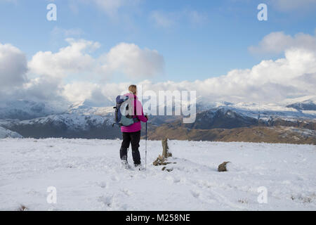 Lake District, Cumbria, UK.  4th February 2018. UK Weather.  Hill walkers enjoyed some wonderful snowy walking conditions and spectacular views over the Ullswater valley in the Lake District today.  The forecast is for continuing cold temperatures and further snow, some of which could affect Southern areas of the UK.  David Forster/Alamy Live News Stock Photo