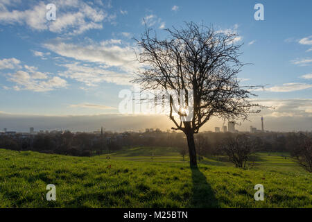 London, United Kingdom. 5th Feb, 2018. Morning sunrise view on top of Primrose Hill on the start of the coldest week of winter in London, United Kingdom. Credit: Yuhe Lim/Alamy Live News. Stock Photo