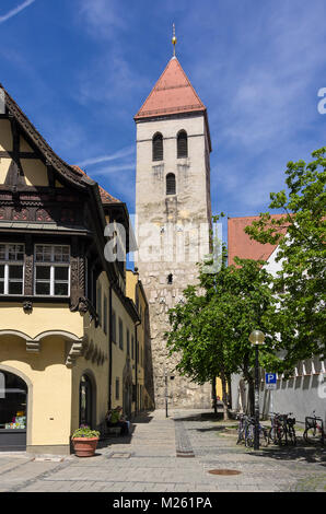 Medieval architecture and tower in Kapellengasse Alley in the Old Town of Regensburg, Bavaria, Germany. Mittelalterliche Architektur und Turm in der K Stock Photo