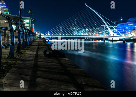 Samuel Beckett Bridge at night by the architect is Santiago Calatrava, is a cable-stayed bridge in Dublin that joins Sir John Rogerson's Quay on the s Stock Photo