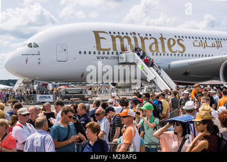 Lange Besucherschlangen vor dem Airbus A80 der Emirates Airlines auf der ILA 2014, Berlin Air Show. Stock Photo