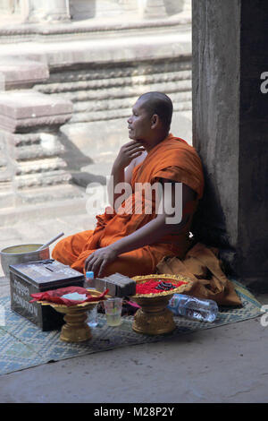 buddhist monks at the ancient temple of angkor wat at siem reap cambodia Stock Photo