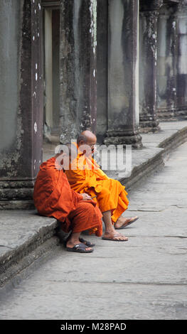 buddhist monks at the ancient temple of angkor wat at siem reap cambodia Stock Photo