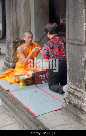 buddhist monks at the ancient temple of angkor wat at siem reap cambodia Stock Photo