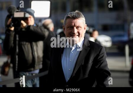 Berlin, Germany. 06th Feb, 2018. German Minister of Health, Hermann Groehe, of the Christian Democratic Union (CDU) arrives at the coalition negotiations of the CDU, Christian Social Union (CSU) and the Social Democratic Party (SPD) in front of the CDU's party headquarter, the Konrad-Adenauer-Haus, in Berlin, Germany, 06 February 2018. Credit: Kay Nietfeld/dpa/Alamy Live News