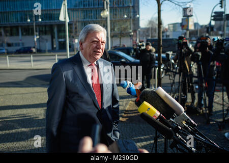 Berlin, Germany. 06th Feb, 2018. Hesse's Premier Volker Bouffier of the Christian Democratic Union (CDU) arrives at the coalition negotiations of the CDU, Christian Social Union (CSU) and the Social Democratic Party (SPD) in front of the CDU's party headquarter, the Konrad-Adenauer-Haus, in Berlin, Germany, 06 February 2018. Credit: Gregor Fischer/dpa/Alamy Live News