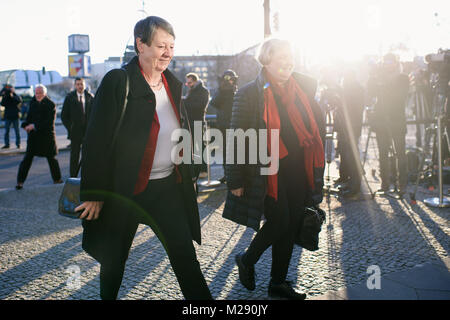Berlin, Germany. 06th Feb, 2018. German Minister for the Environment Barbara Hendricks of the Social Democratic Party (SPD) arrives at the coalition negotiations of the Christian Democratic Union (CDU), Christian Social Union (CSU) and the SPD in front of the CDU's party headquarter, the Konrad-Adenauer-Haus, in Berlin, Germany, 06 February 2018. Credit: Gregor Fischer/dpa/Alamy Live News