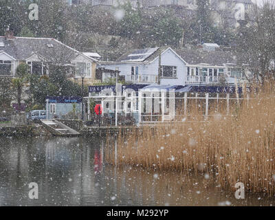 Newquay, Cornwall, UK. 6th February, 2018. Unusually heavy snow falls on the north coast od Cornwall. Unusual snow at Trenance Lake and Gardens. Credit: Nicholas Burningham/Alamy Live News Stock Photo
