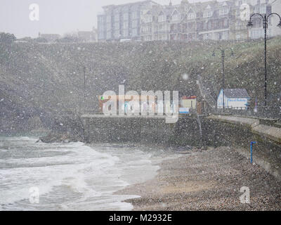 Newquay, Cornwall, UK. 6th February, 2018. Unusually heavy snow falls on the north coast od Cornwall. Snaowfall is heavy on Towan Beach. Credit: Nicholas Burningham/Alamy Live News Stock Photo