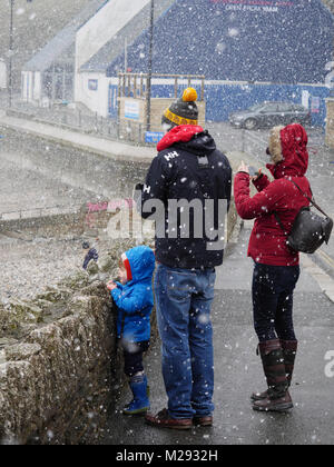 Newquay, Cornwall, UK. 6th February, 2018. Unusually heavy snow falls on the north coast od Cornwall. Snaowfall is heavy on Towan Beach. Credit: Nicholas Burningham/Alamy Live News Stock Photo