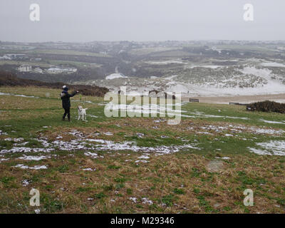 Newquay, Cornwall, UK. 6th February, 2018. Unusually heavy snow falls on the north coast od Cornwall. At Pentire the snow begins to settle. Credit: Nicholas Burningham/Alamy Live News Stock Photo