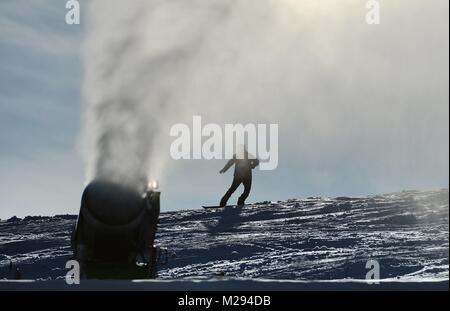 Sankt Andreasberg, Germany. 06th Feb, 2018. People doing winter sports, Germany, in the Harz mountains, 06. February 2018. Credit: Frank May | usage worldwide/dpa/Alamy Live News Stock Photo