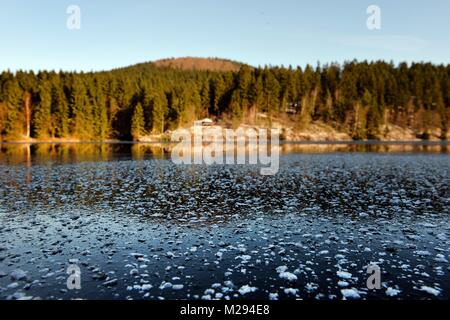 Riefensbeek, Germany. 06th Feb, 2018. Sösestausee in wintertime, Germany, in the Harz mountains, 06. February 2018. Credit: Frank May | usage worldwide/dpa/Alamy Live News Stock Photo