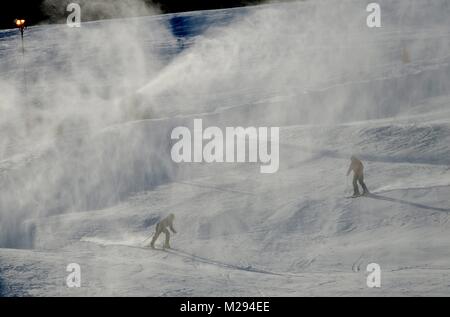 Sankt Andreasberg, Germany. 06th Feb, 2018. People doing winter sports, Germany, in the Harz mountains, 06. February 2018. Credit: Frank May | usage worldwide/dpa/Alamy Live News Stock Photo