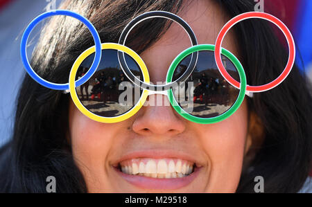 Pyeongchang, South Korea. 6th Feb, 2018. Volunteers wearing sunglasses in the shape of Olympic rings are photographed in the Alpensia Olympic Park in Pyeongchang, South Korea, 06 Febuary 2018. The Pyeongchang Olympic Winter Games 2018 are taking place from 09 to 25 Febuary. Photo: Hendrik Schmidt/dpa-Zentralbild/dpa Credit: dpa picture alliance/Alamy Live News Stock Photo