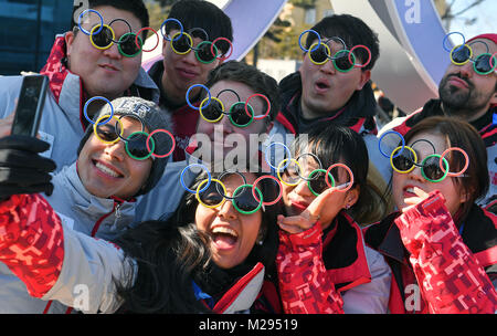 Pyeongchang, South Korea. 6th Feb, 2018. Volunteers wearing sunglasses in the shape of Olympic rings are photographed in the Alpensia Olympic Park in Pyeongchang, South Korea, 06 Febuary 2018. The Pyeongchang Olympic Winter Games 2018 are taking place from 09 to 25 Febuary. Photo: Hendrik Schmidt/dpa-Zentralbild/dpa Credit: dpa picture alliance/Alamy Live News Stock Photo