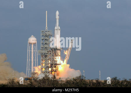 Kennedy Space Center, Florida, USA. 6th Feb, 2018. A SpaceX Falcon Heavy rocket lifts off from space complex 39A on February 6, 2018 at Kennedy Space Center in Florida. The rocket becomes the most powerful in use today. Credit: Paul Hennessy/Alamy Live News Stock Photo