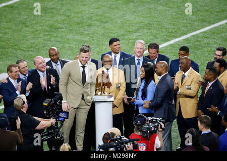 Eli Manning presents Walter Payton Man of the Year to Calais Campbell