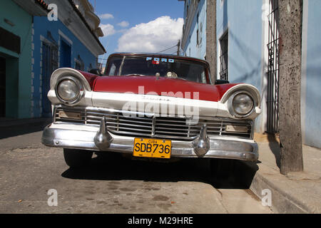 SANCTI SPIRITUS, CUBA - FEBRUARY 6: Classic American car in the street on February 6, 2011 in Sancti Spiritus, Cuba. The multitude of oldtimer cars in Stock Photo