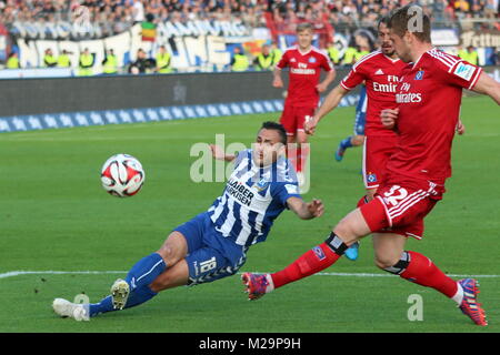 Packendes Duell zwischen dem Karlsruher Jimenez Torres und Sloodan Rajkovic (Hamburger SV) - Relegation: KSC - HSV Stock Photo