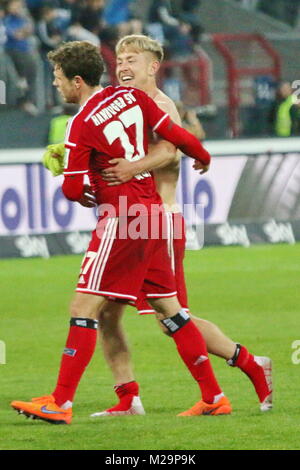 Freude pur: Lewis Holtby (Hamburger SV) gratuliert Siegtorschütze Nicolai Müller (Hamburger SV) - Relegation: KSC - HSV Stock Photo